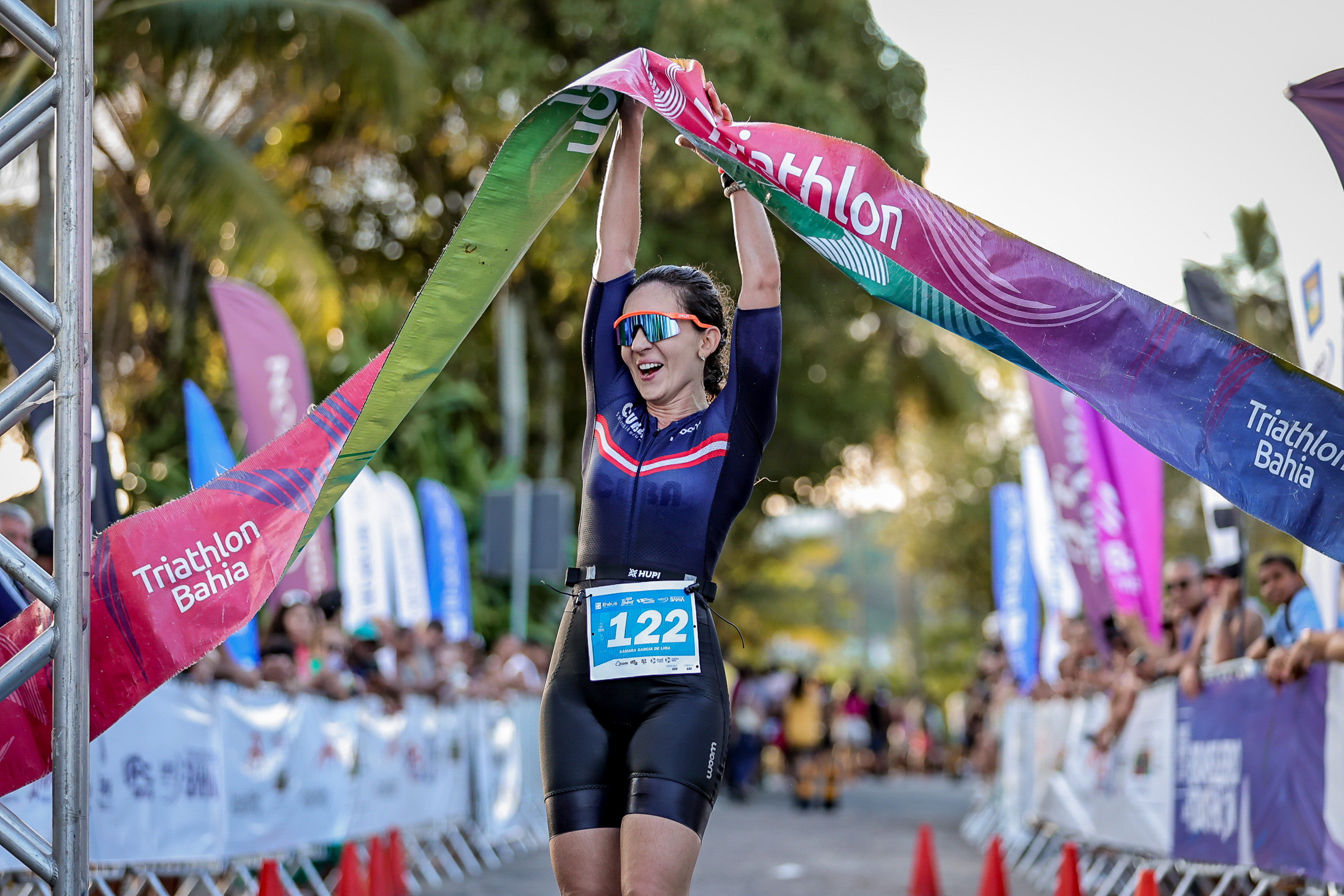 Atleta vibrando na linha de chegada