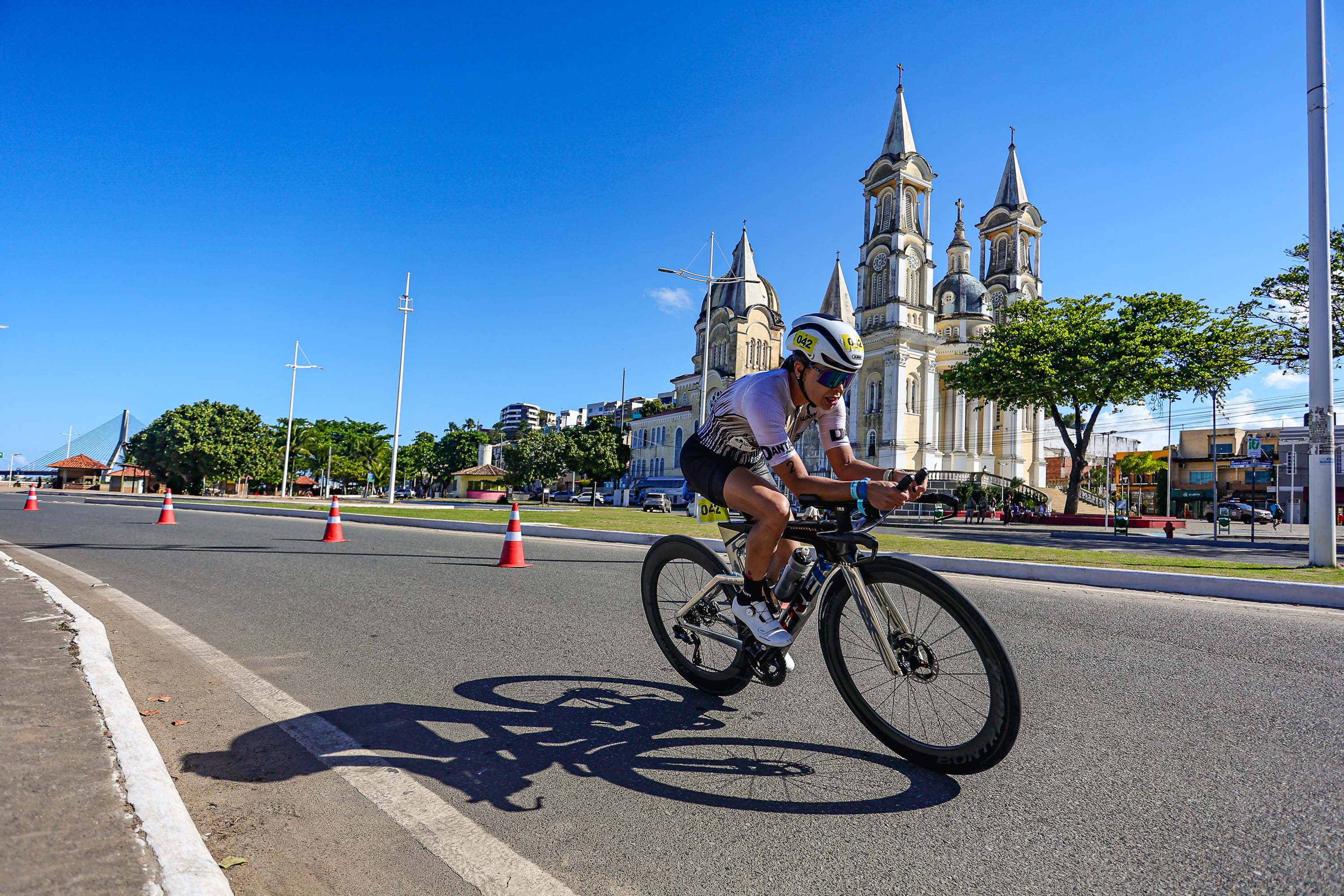 Ciclismo diante da Catedral de São Sebastião
