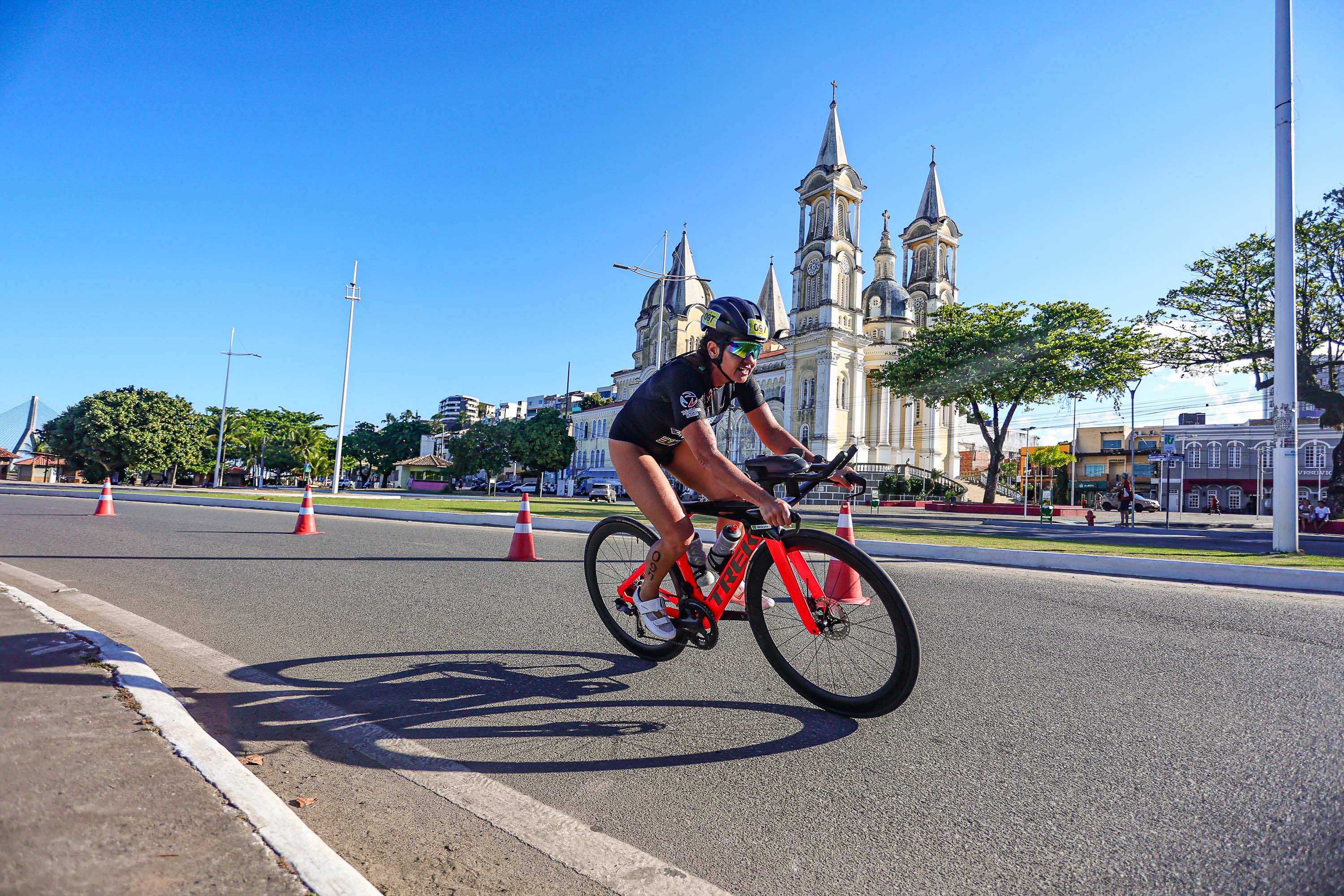 Ciclismo em frente à Catedral de Ilhéus