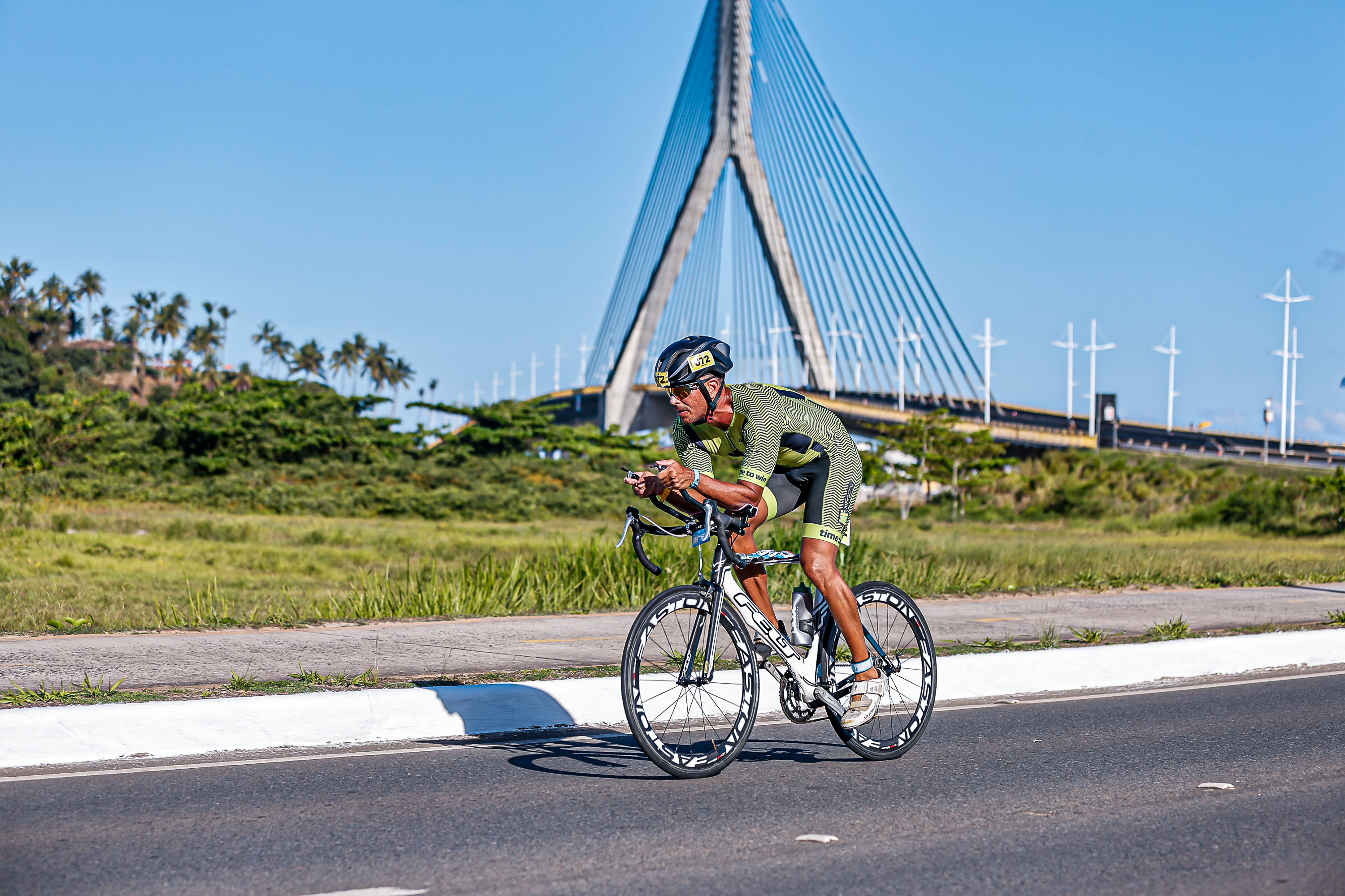 Ciclismo com a Ponte Jorge Amado ao fundo